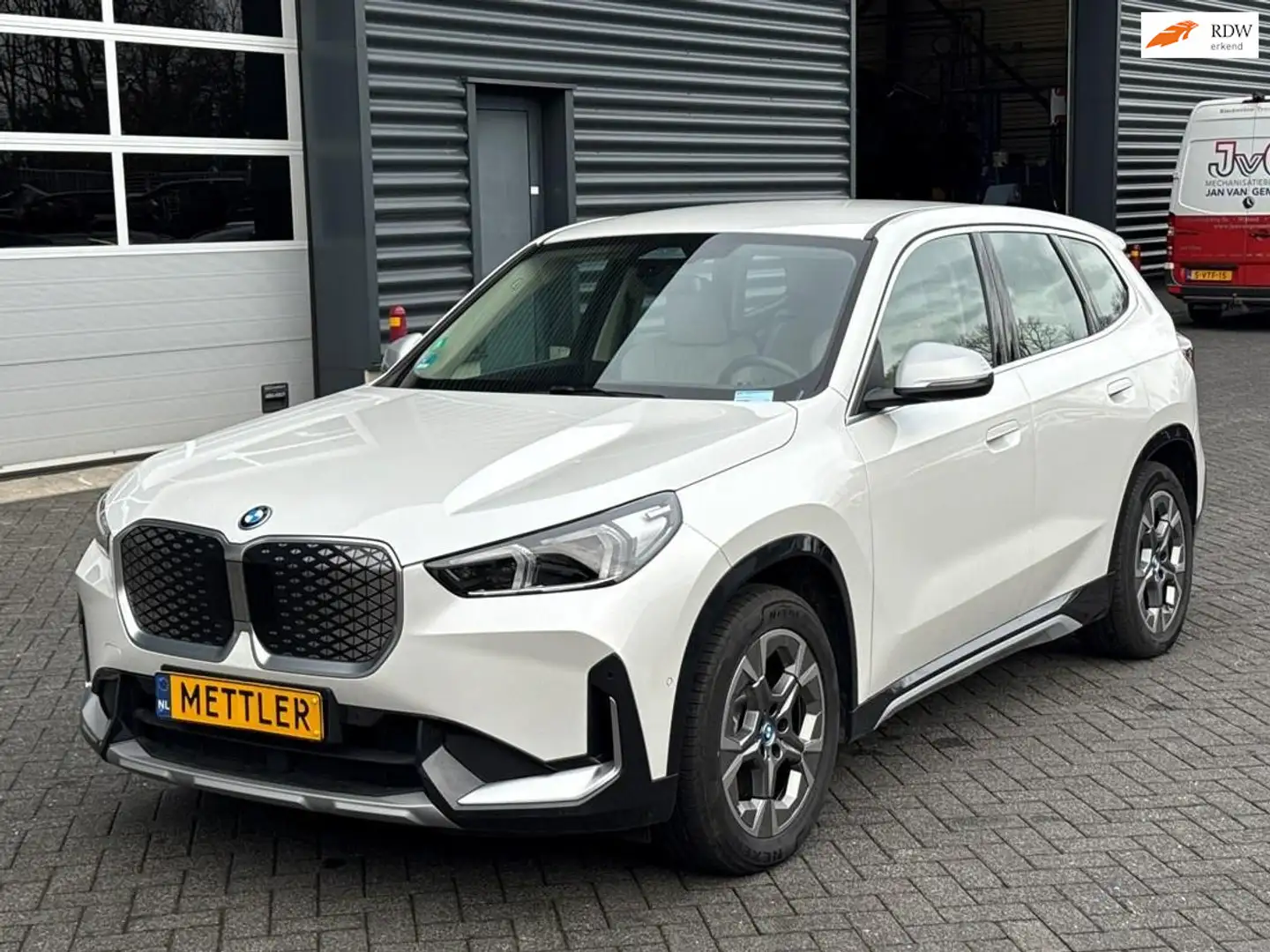 BMW iX1 XDrive30 Launch Edition 67 kWh, camera, navigatie, Zwart - 1