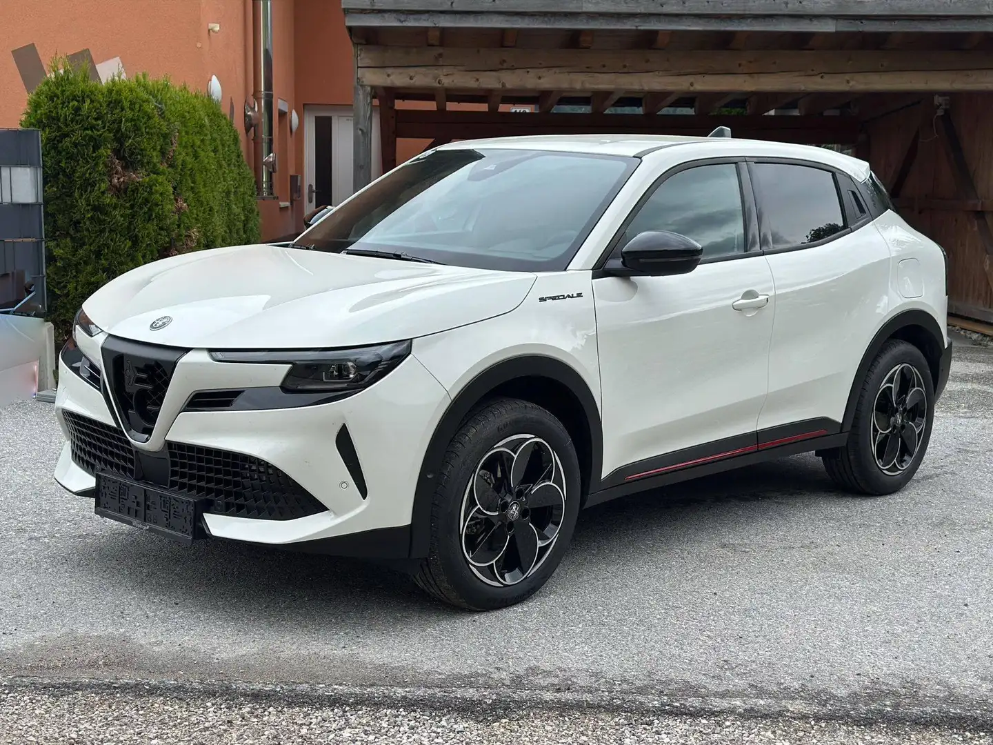 Alfa Romeo Junior Ibrida speciale 1.2 145 PS eDCT6 Weiß - 1