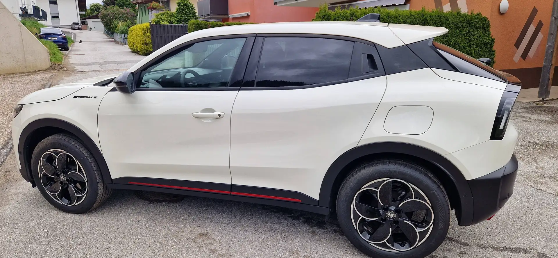 Alfa Romeo Junior Ibrida speciale 1.2 145 PS eDCT6 Weiß - 2