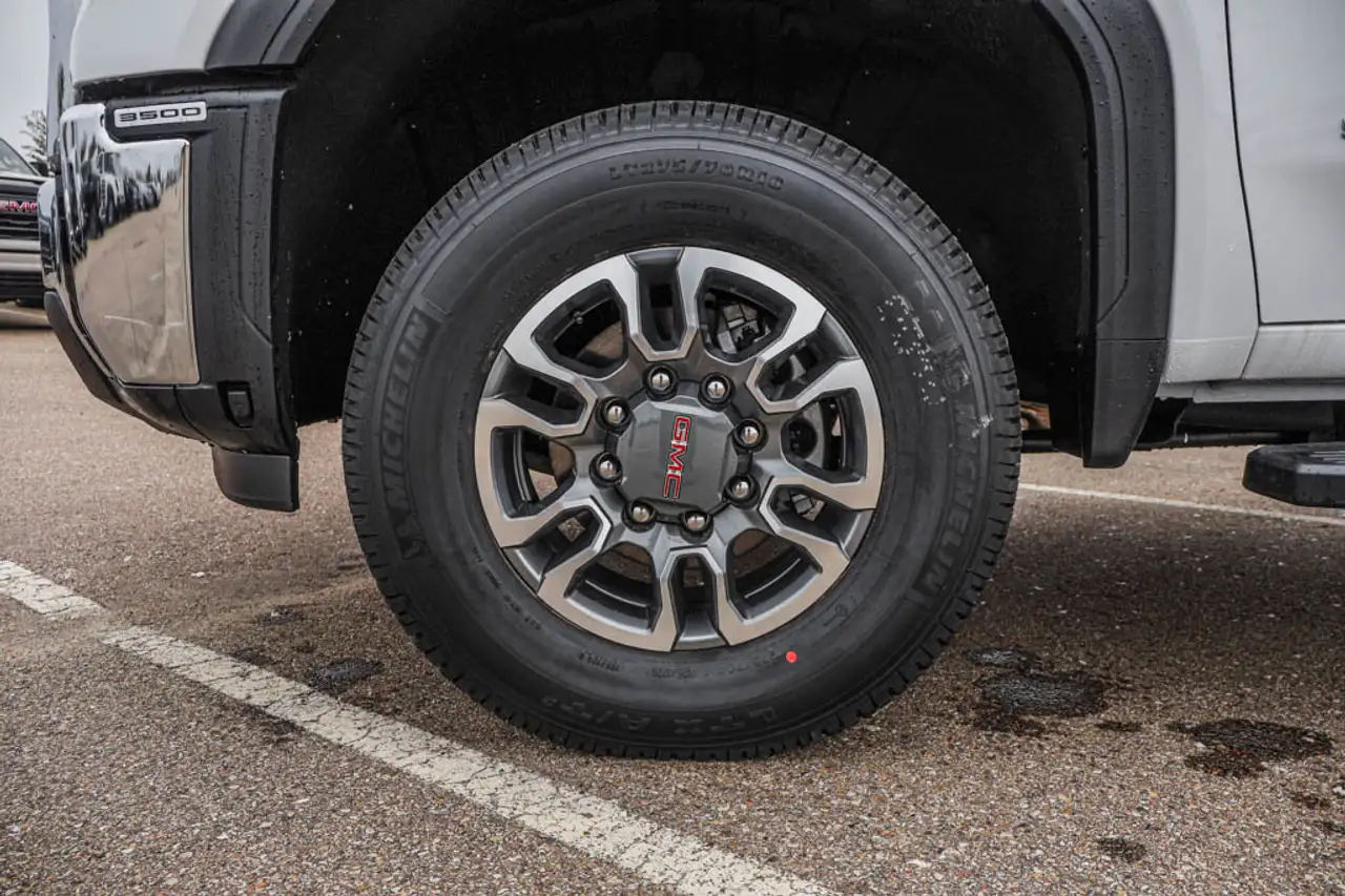 GMC Sierra 3500HD снимка GMC Sierra 3500HD