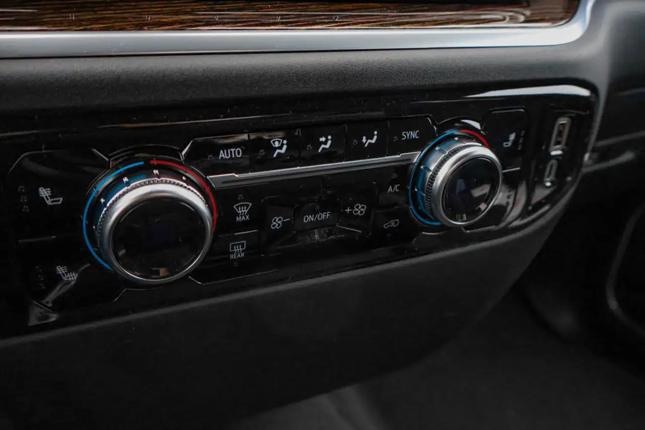GMC Sierra 3500HD снимка GMC Sierra 3500HD