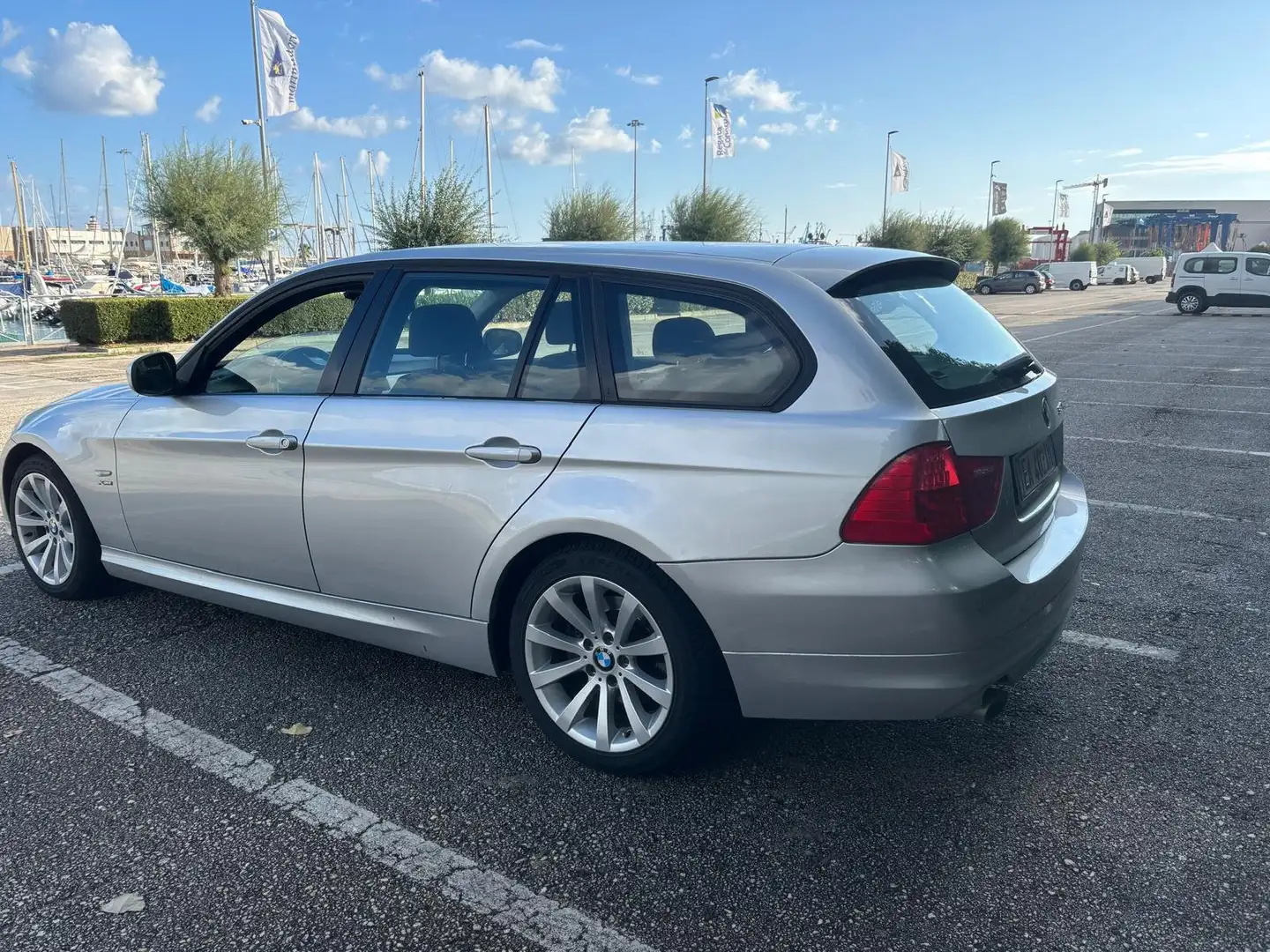 BMW 320 320d Touring xdrive Futura - 1