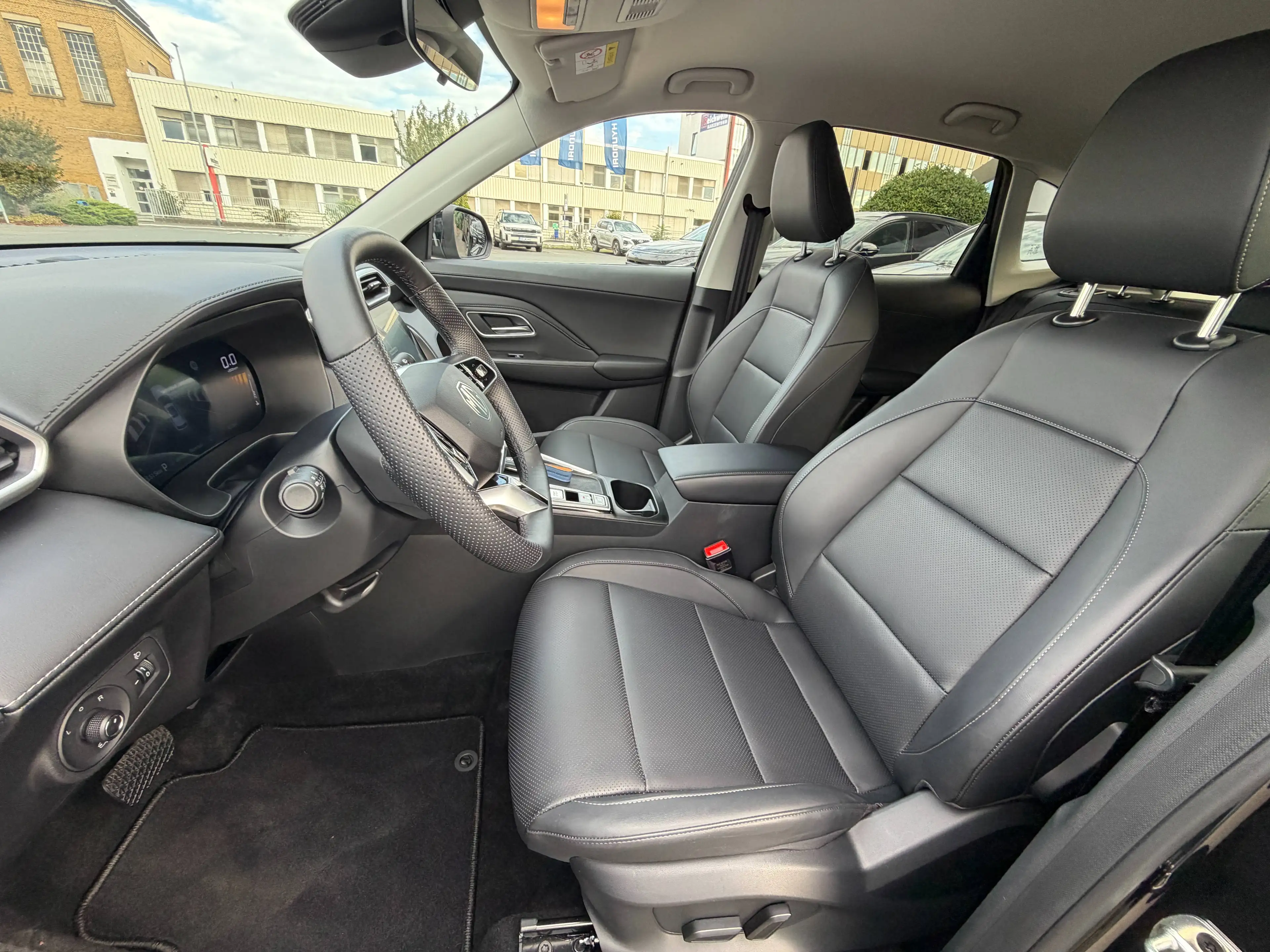 MG ZS Luxury HEV — photo 12
