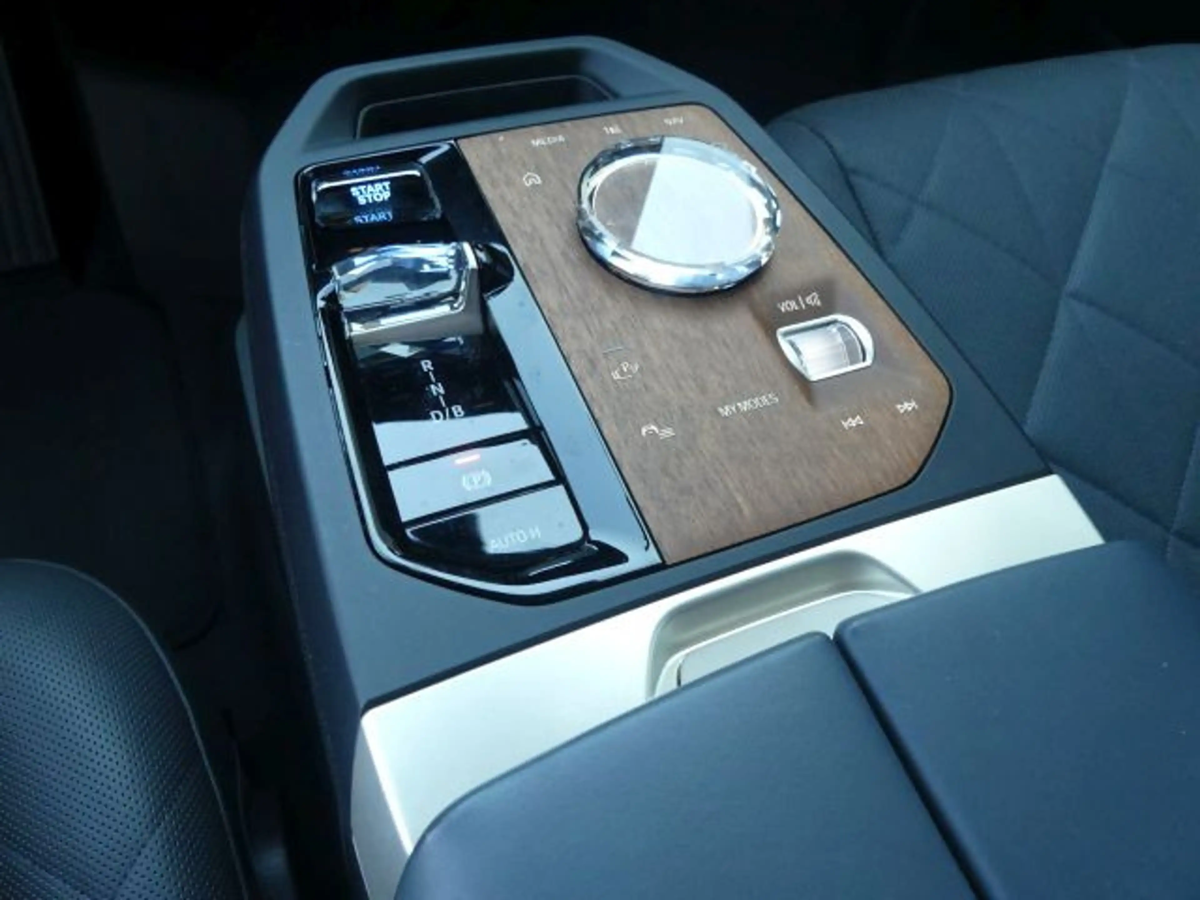 BMW iX xDrive50 Sportpak.AHK°LASER°PANO°22 — photo 12