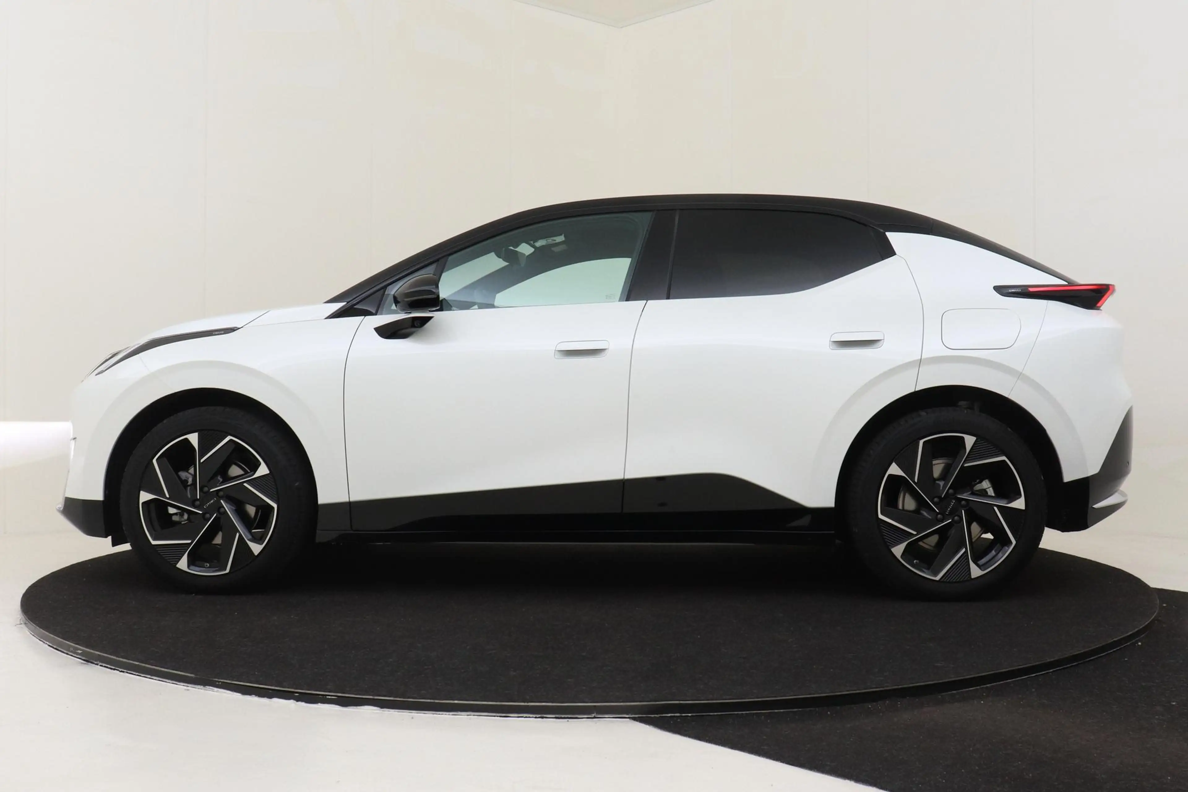 Lynk & Co 02 MORE 66 kWh -PANO.DAK|HARMAN/KARDON|360°CAM|ELEK.S — photo 7