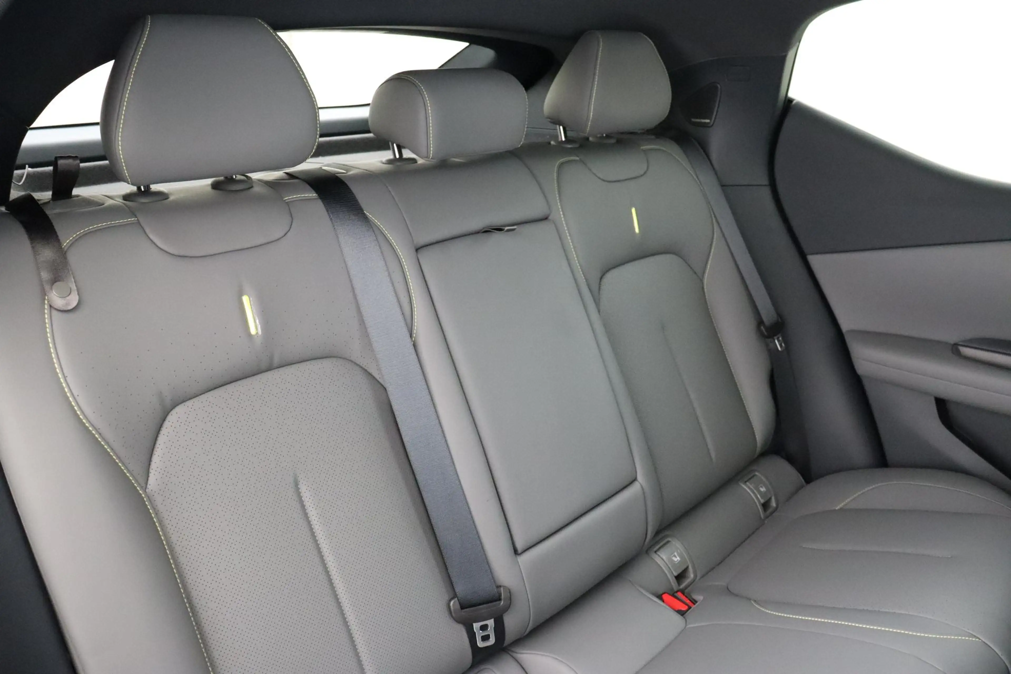 Lynk & Co 02 MORE 66 kWh -PANO.DAK|HARMAN/KARDON|360°CAM|ELEK.S — photo 12