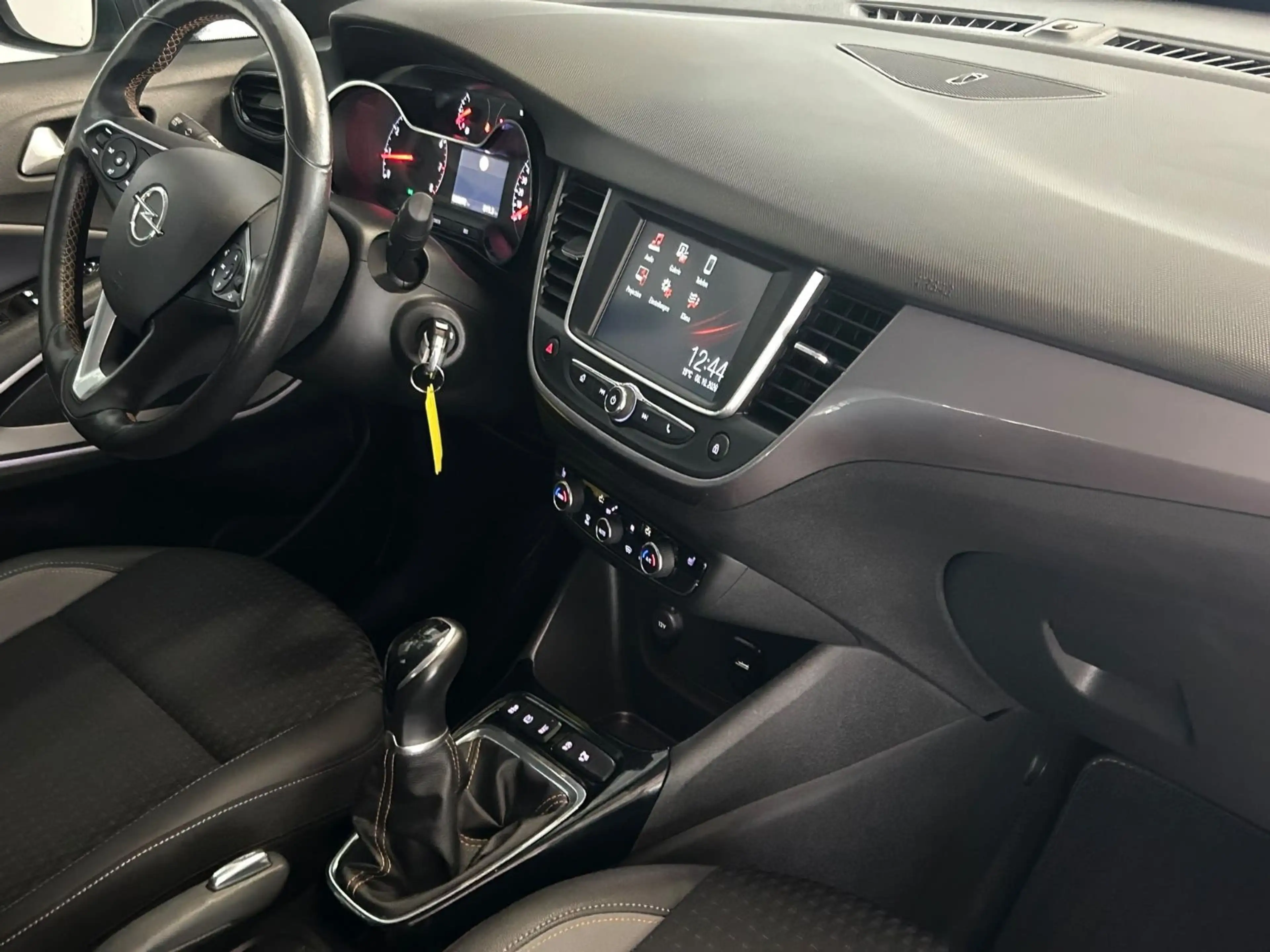 Opel Crossland X — photo 16