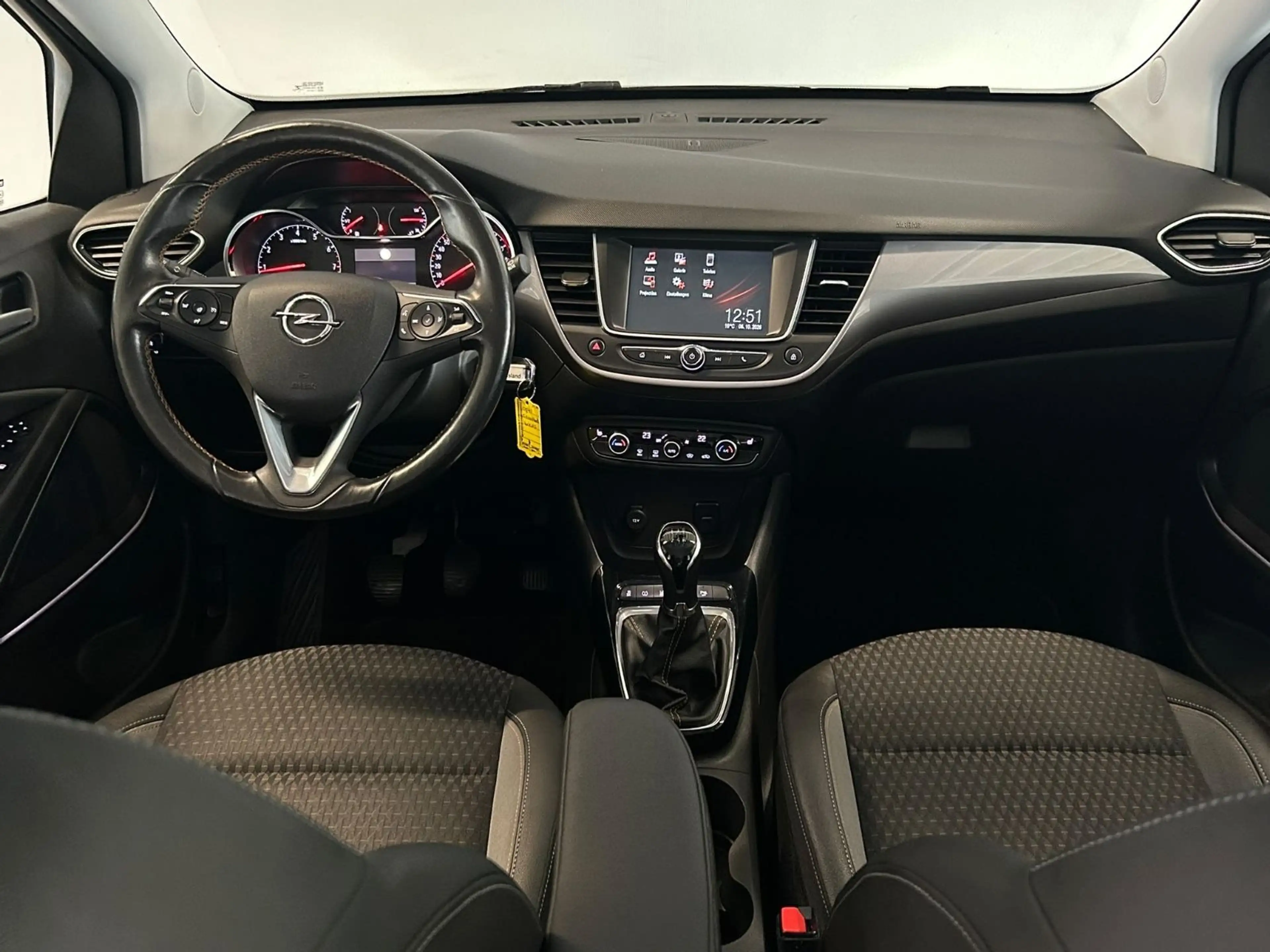Opel Crossland X — photo 12