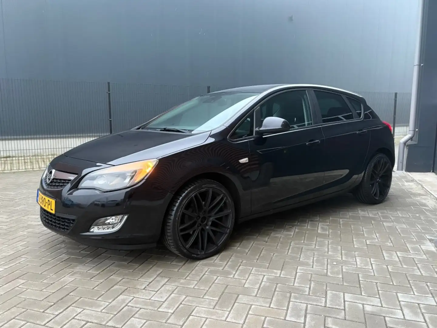 Opel Astra 1.4 TURBO SPORT 140PK /STOELVERW / 18INCH / NW TU Zwart - 1