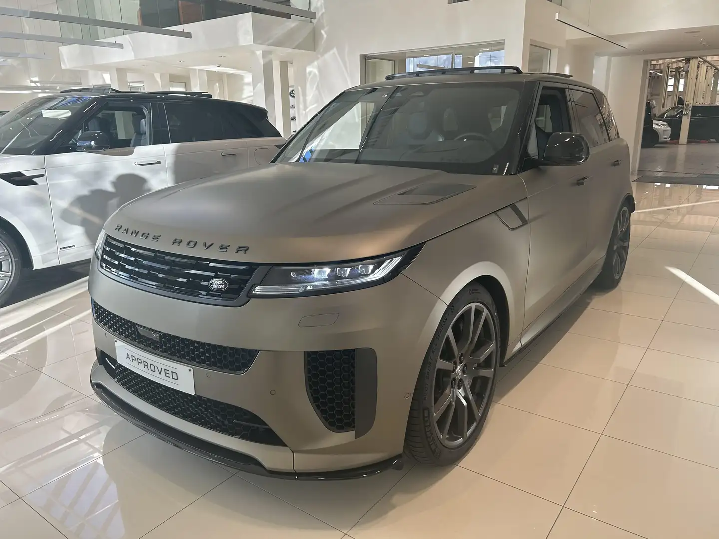 Land Rover Range Rover Sport P635 SV Edtion One Carbon Bron Goud - 1
