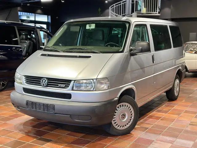 Volkswagen T4 Caravelle 2.5TDI 8SITZE KLIMAAUT+STANDHZG 1HD KURZER-RADSTAN