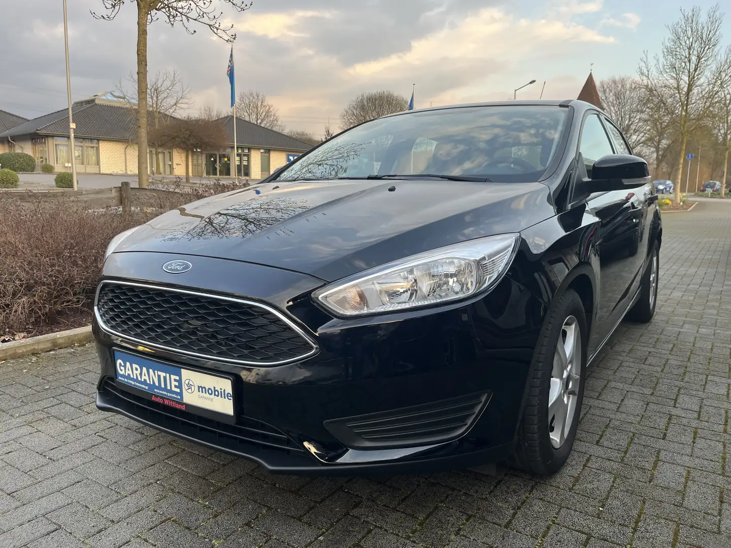 Ford Focus Ambiente Schwarz - 1