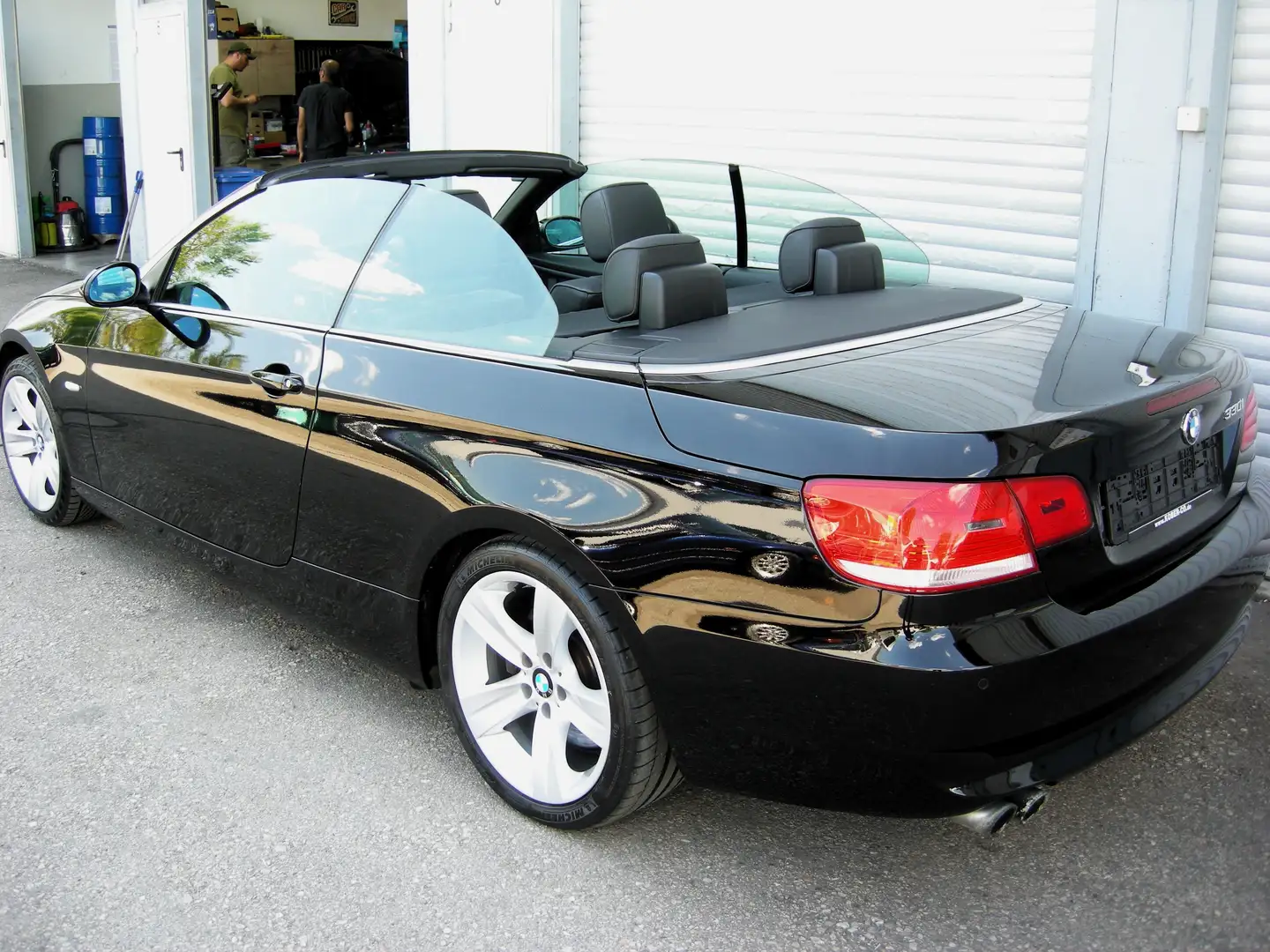BMW 330 330i Cabrio Aut. Noir - 2