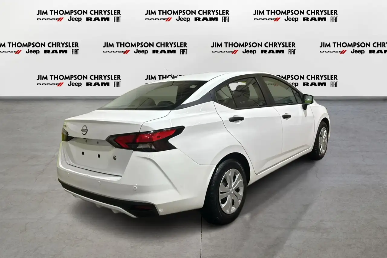 Nissan Versa снимка Nissan Versa