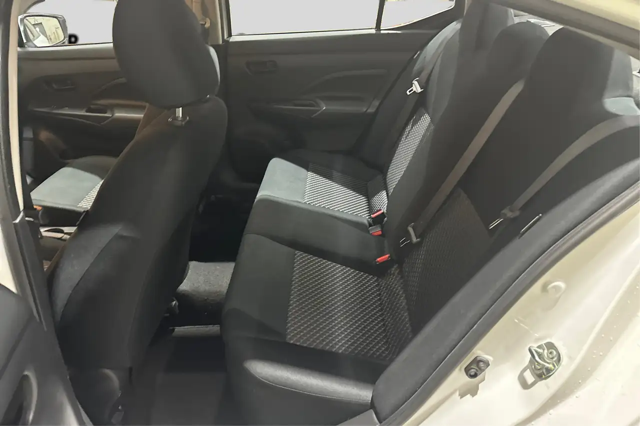 Nissan Versa снимка Nissan Versa