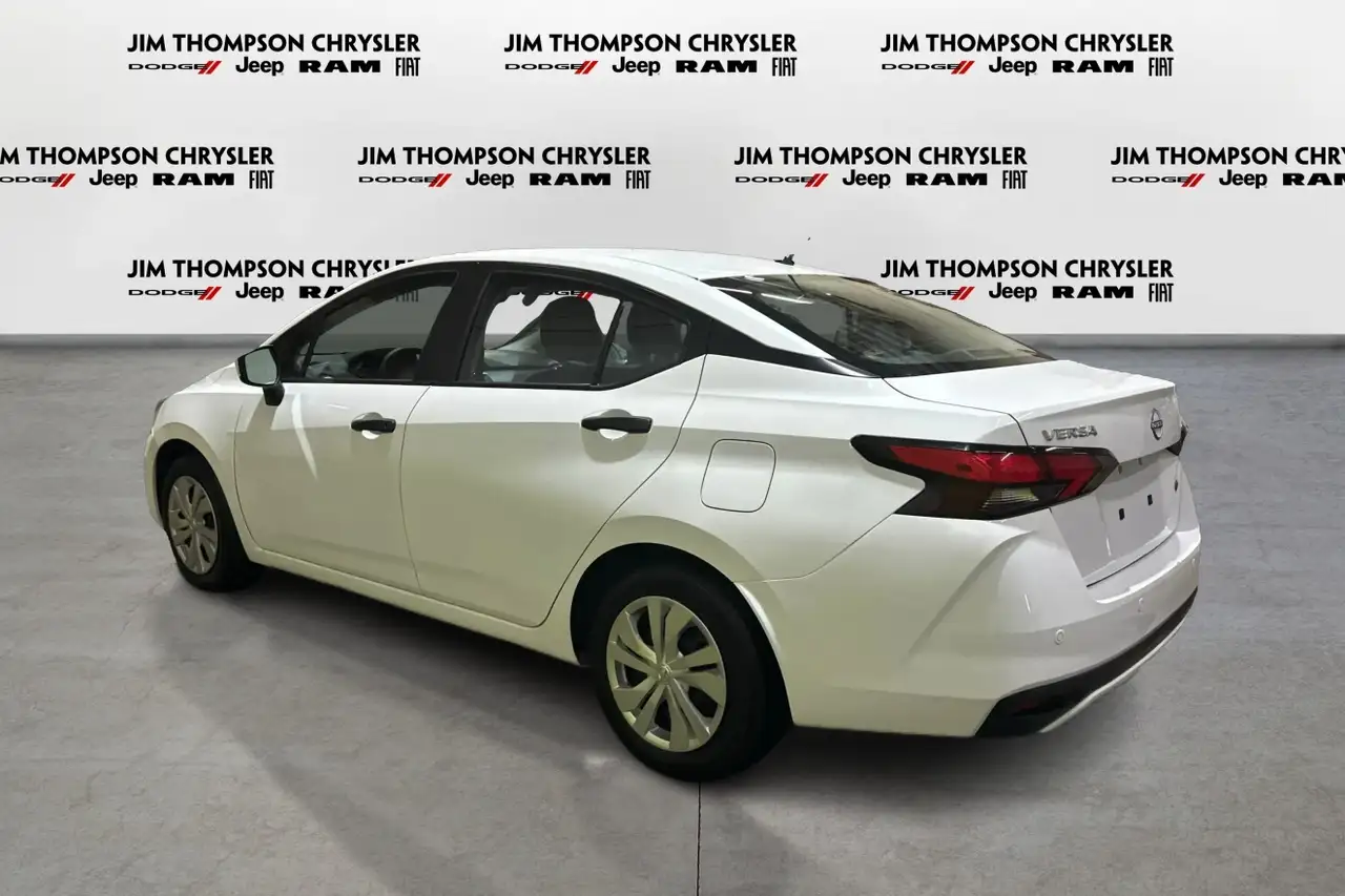 Nissan Versa снимка Nissan Versa