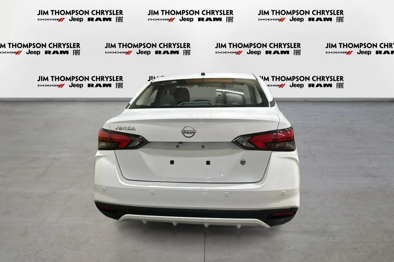 Nissan Versa снимка Nissan Versa