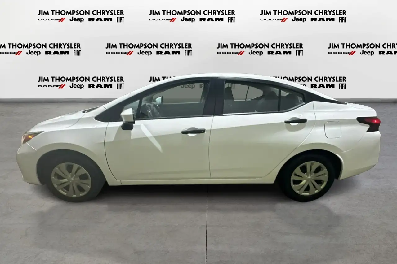 Nissan Versa снимка Nissan Versa