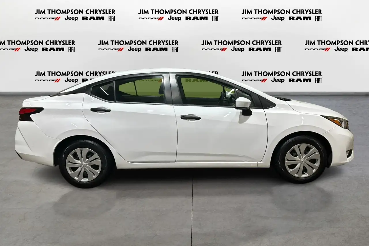 Nissan Versa снимка Nissan Versa