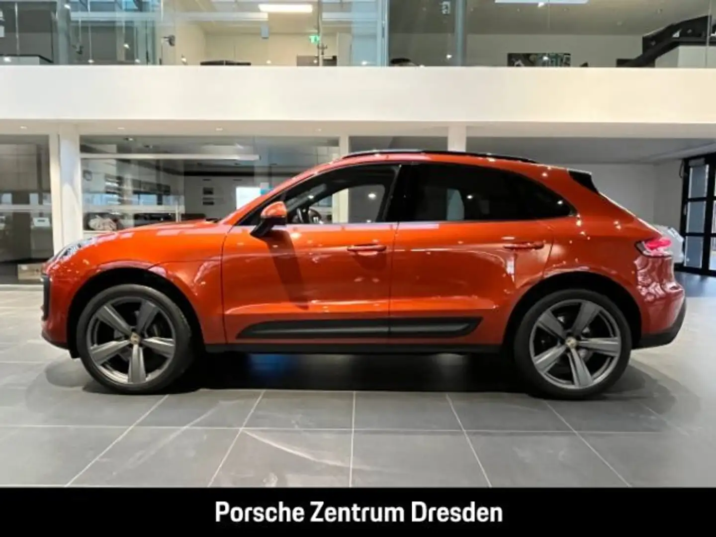 Porsche Macan . Orange - 2
