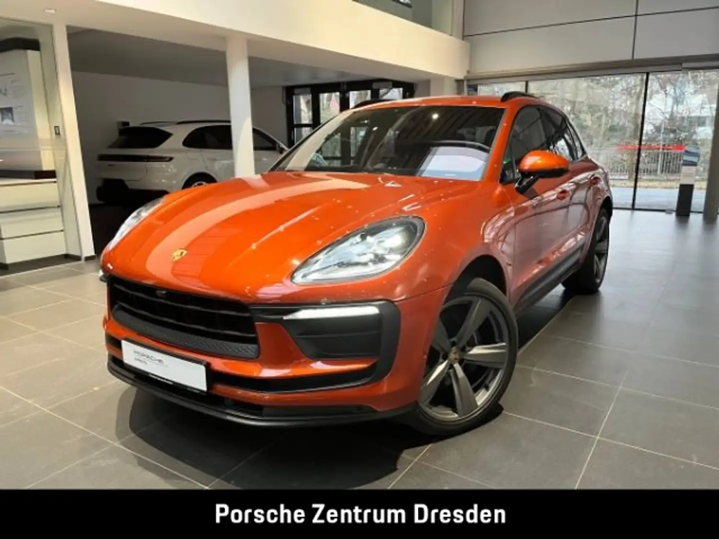 Porsche Macan . Orange - 1