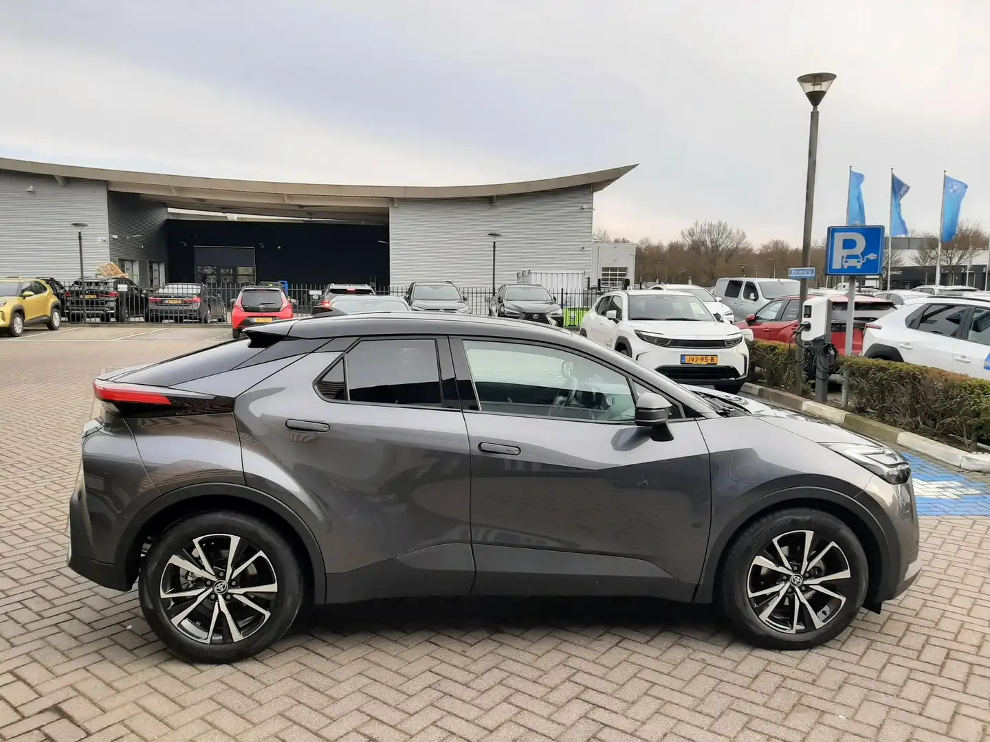 Toyota C-HR 1.8 Hybrid 140 First Edition AFN-TREKHAAK 360CAMER Grau - 2
