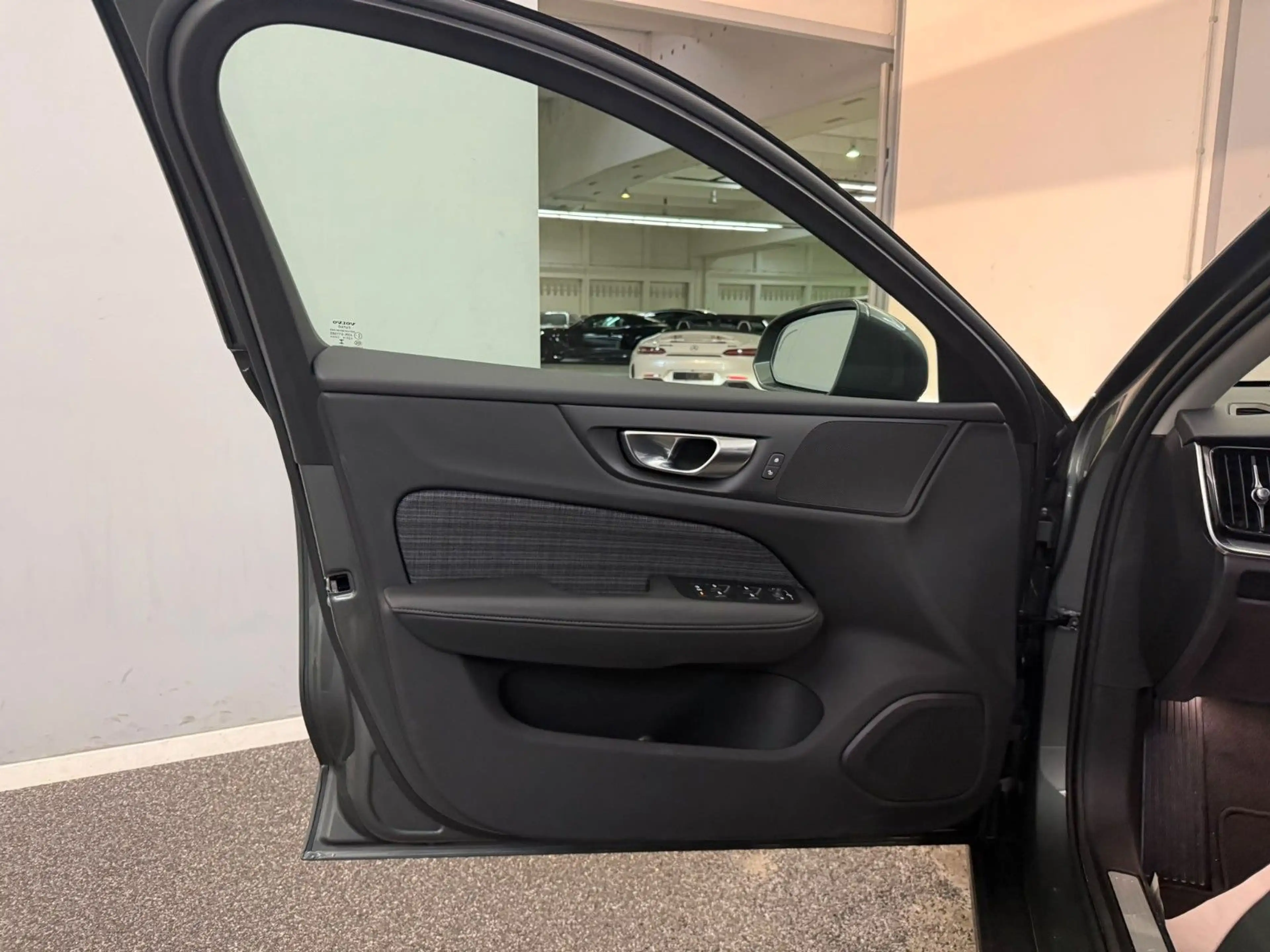 Volvo V60 Kombi Core AWD Hybrid AHK*STD-HZG*LED*KAMERA — photo 11