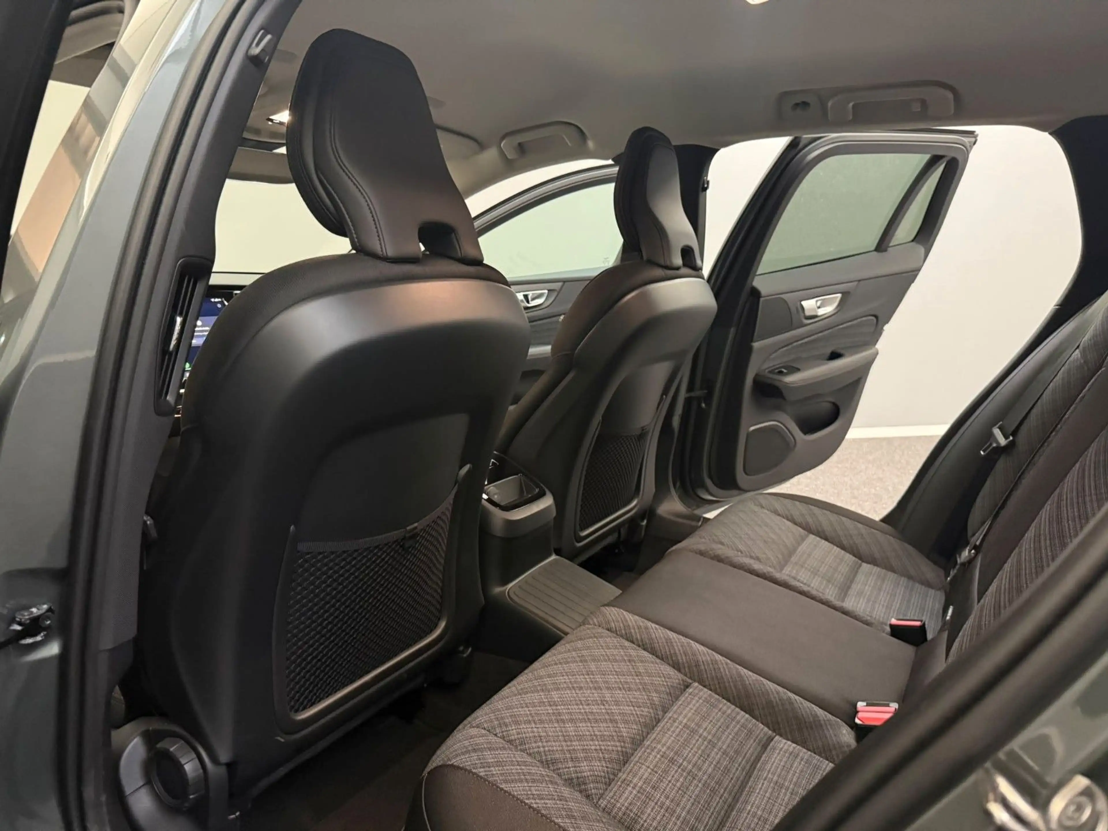 Volvo V60 Kombi Core AWD Hybrid AHK*STD-HZG*LED*KAMERA — photo 12