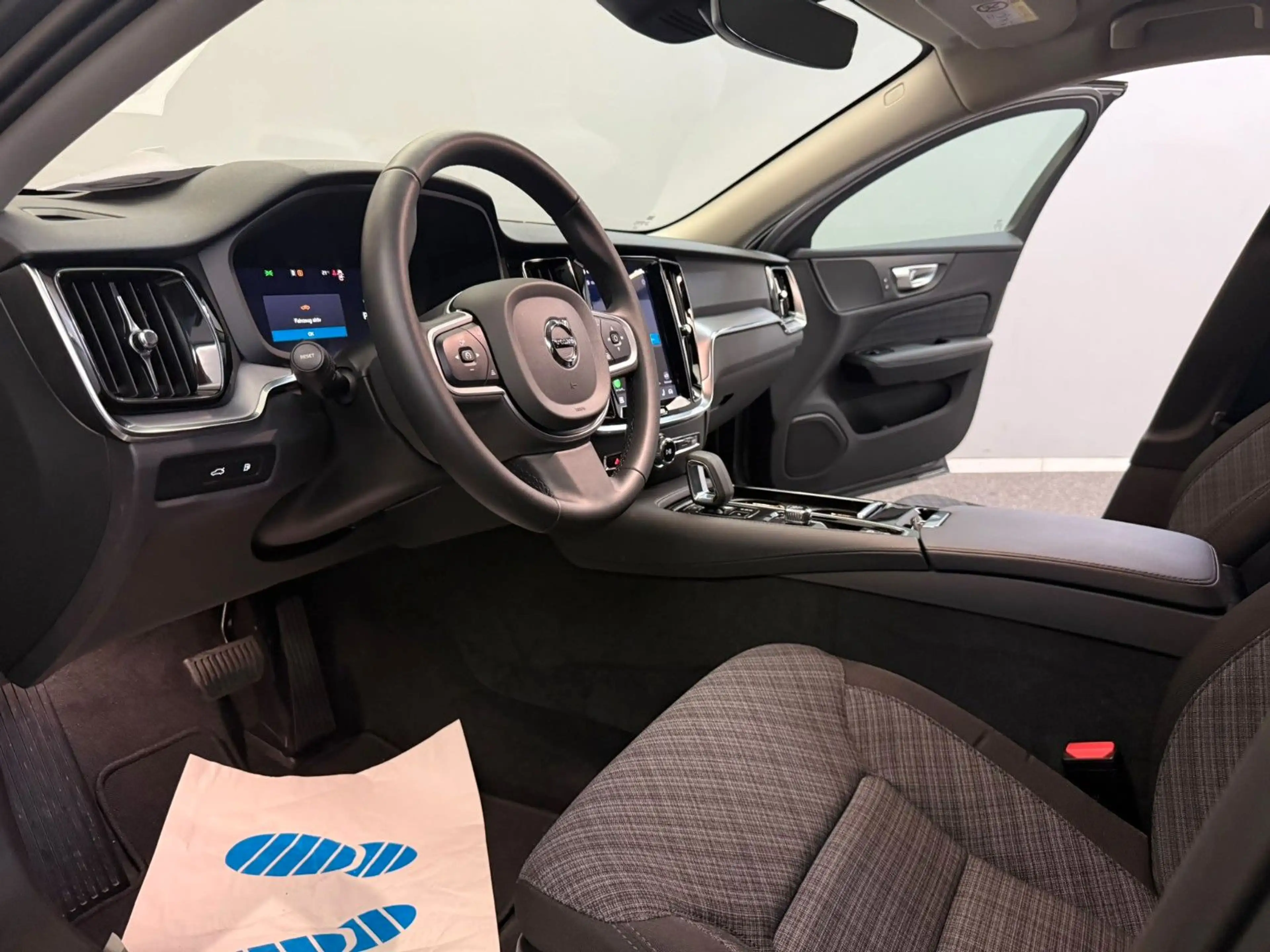 Volvo V60 Kombi Core AWD Hybrid AHK*STD-HZG*LED*KAMERA — photo 9