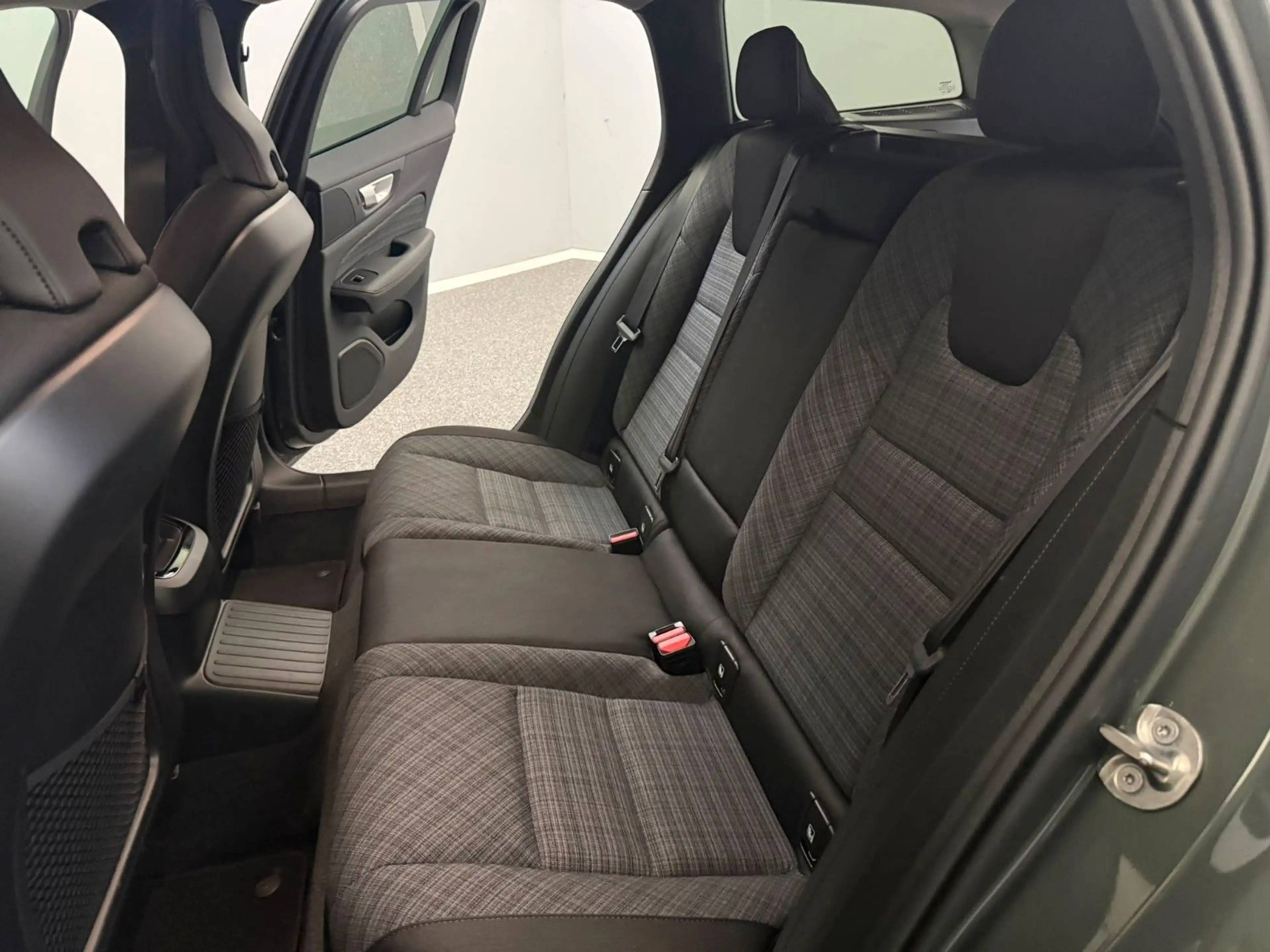 Volvo V60 Kombi Core AWD Hybrid AHK*STD-HZG*LED*KAMERA — photo 13