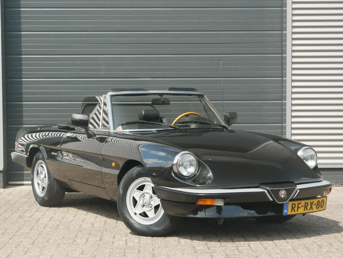Alfa Romeo Spider , zomerklaar incl. groot onderhoud en Apk Zwart - 1