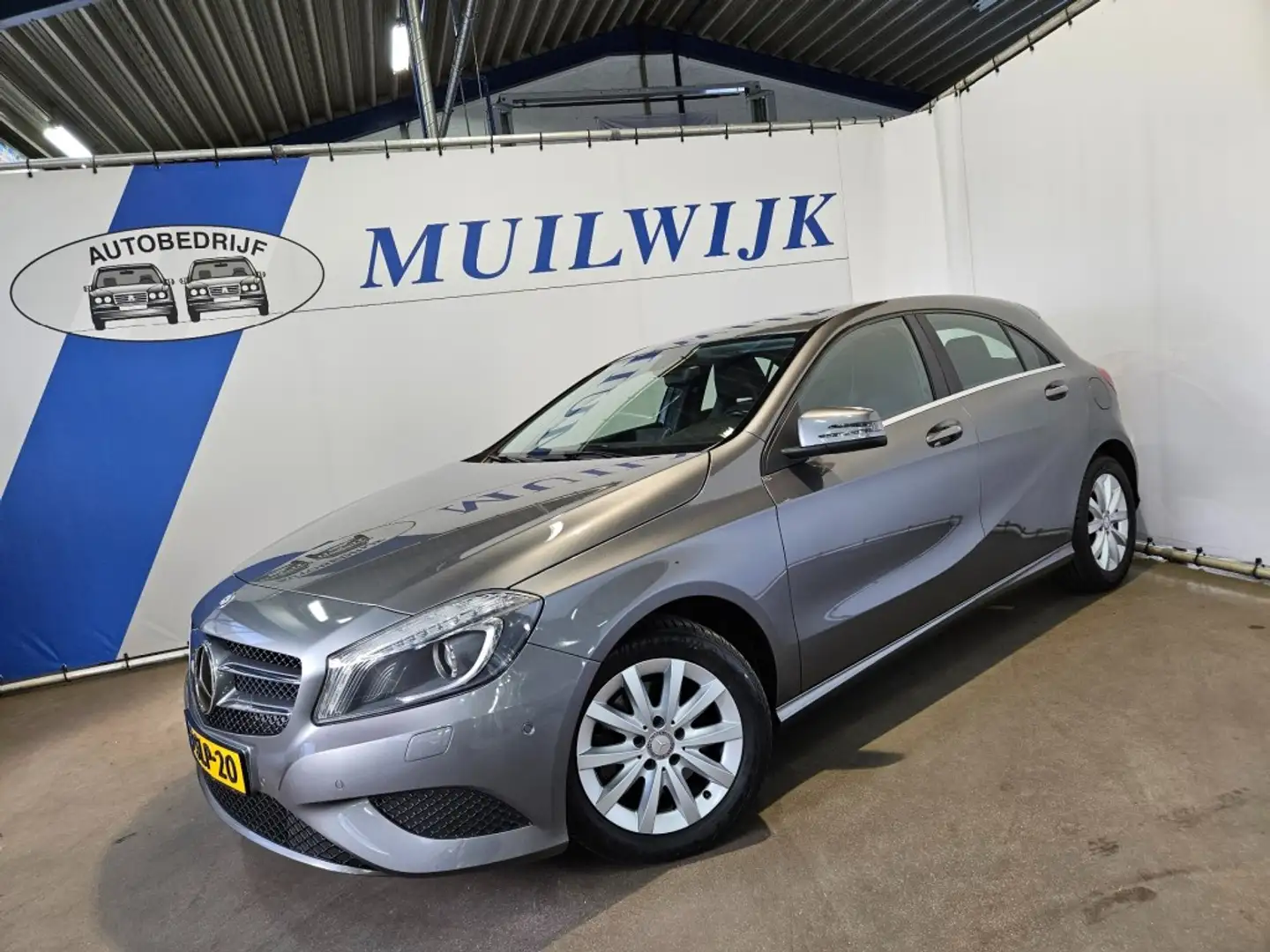 Mercedes-Benz 180 Ambition / Navi / Xenon / LED / NL Auto Gri - 2