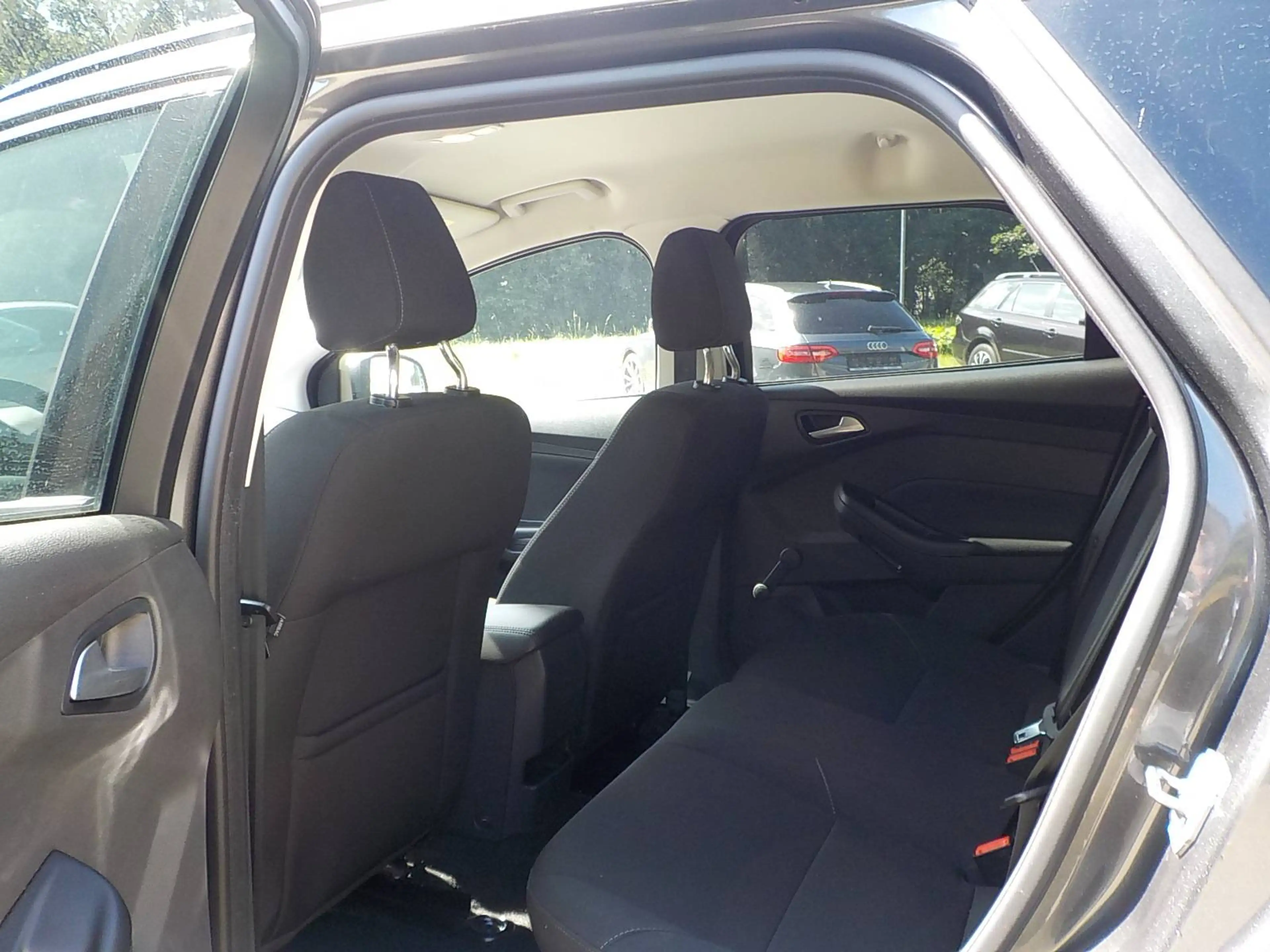 Ford Focus Business 1.HAND! GEPFLEGT! FRONTSCH.HEIZG.! — photo 15