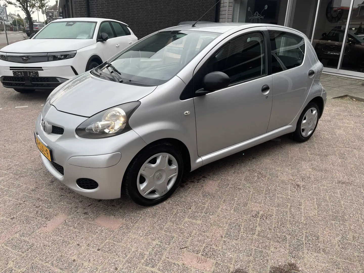 Toyota Aygo 1.0-12V Now 5-drs Airco Grau - 2