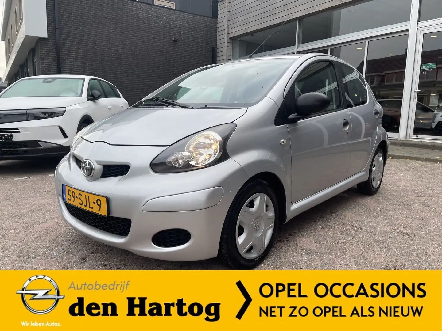 Toyota Aygo 1.0-12V Now 5-drs Airco Grau - 1