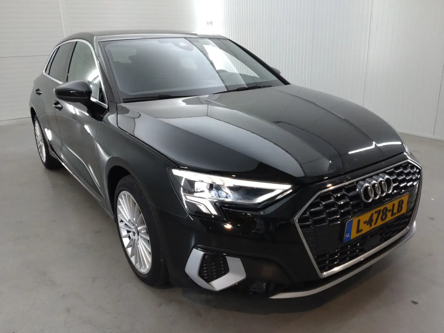 Audi A3 Sportback 30 TFSI Business edition | Verwacht | Zwart - 2
