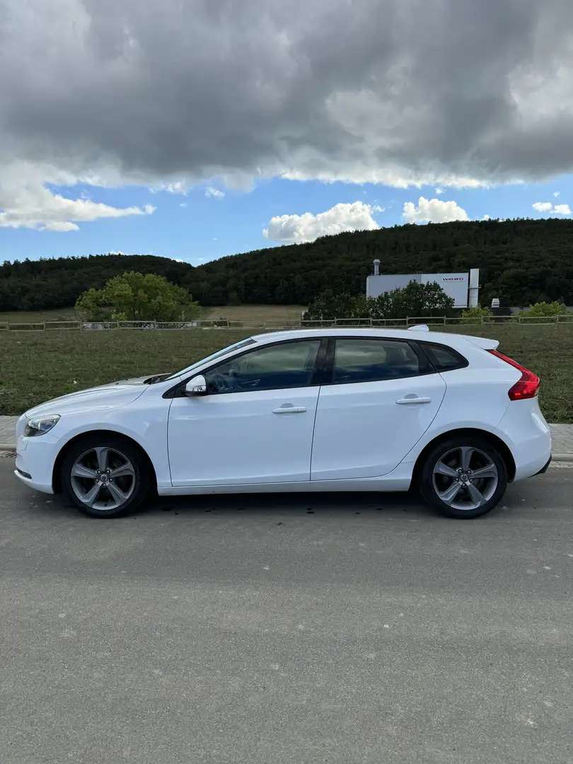 Volvo V40 T2 You TÜV + Service Neu - 1