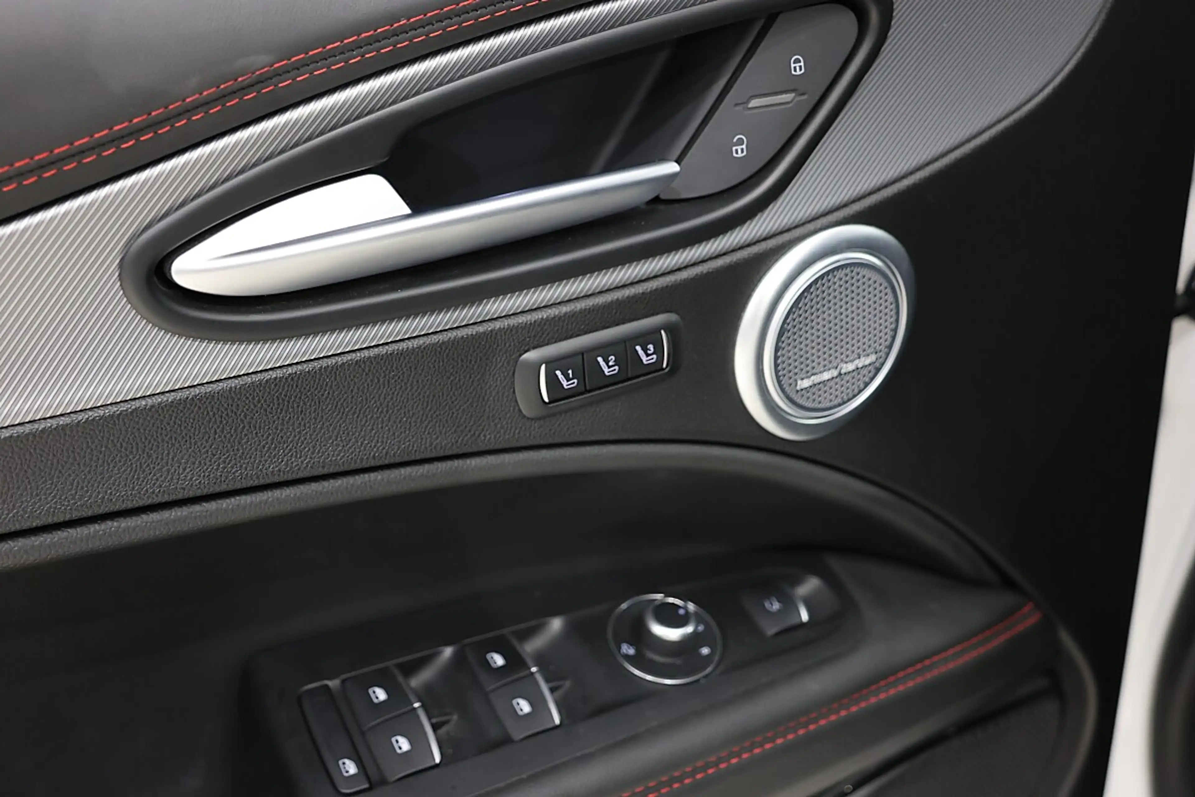 Alfa Romeo Stelvio B-Tech 2,2 ATX AWD — photo 10