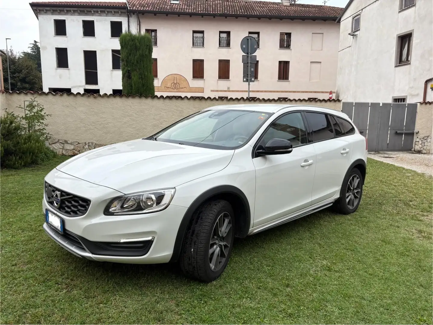 Volvo V60 Cross Country 2.0 d3 Summum - 1
