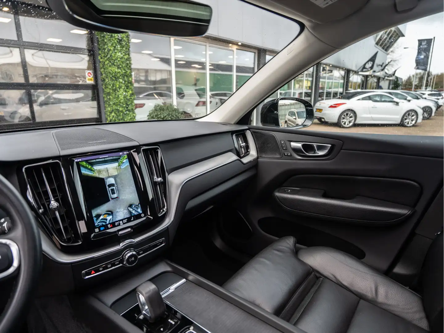 Volvo XC60 2.0 T6 340PK PHEV AWD Plus Bright | Pano | H&K Sou Zwart - 2