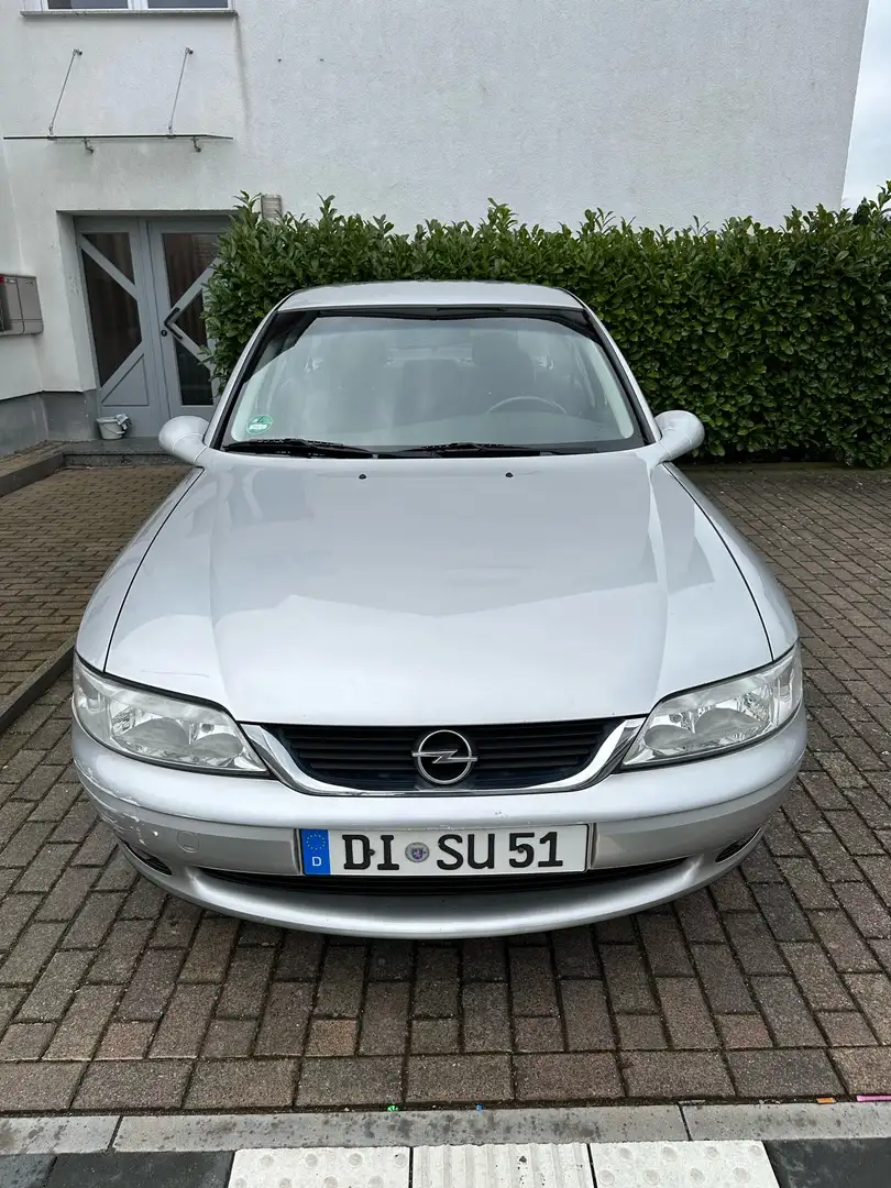 Opel Vectra 1.6 Silber - 1