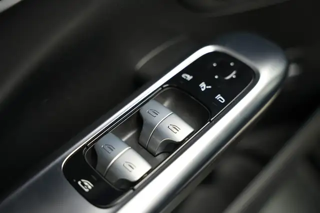 Mercedes-Benz 220 view 15