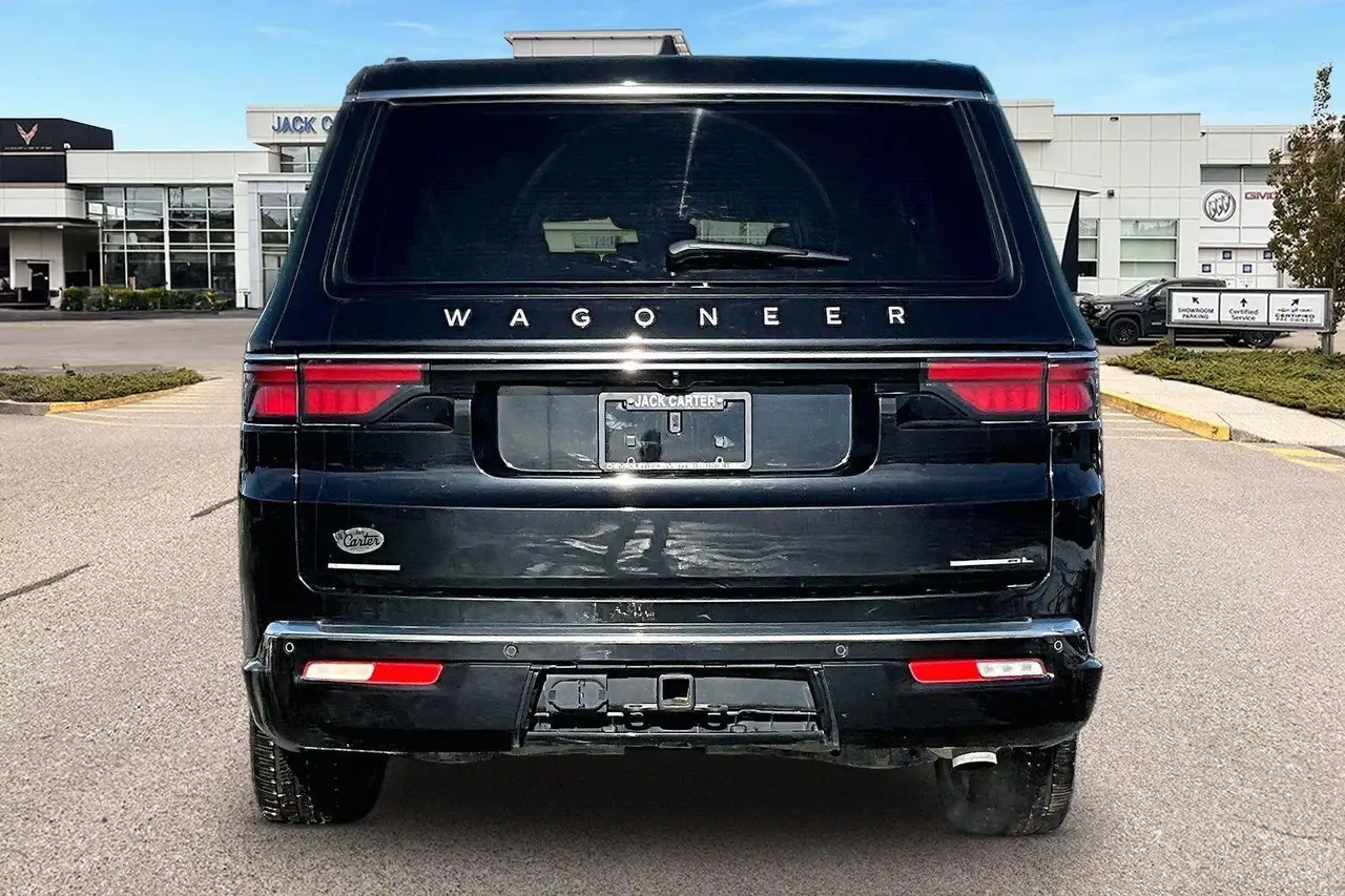 Jeep Wagoneer снимка Jeep Wagoneer