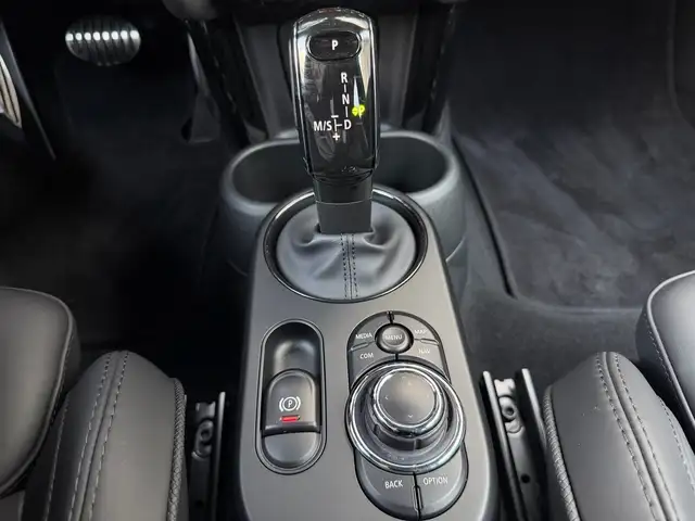 Mini Hatch view 14