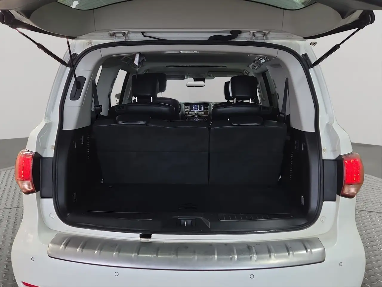 Infiniti QX80 снимка Infiniti QX80
