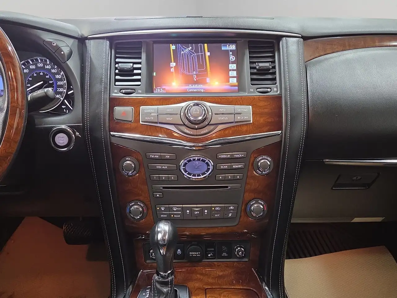 Infiniti QX80 снимка Infiniti QX80