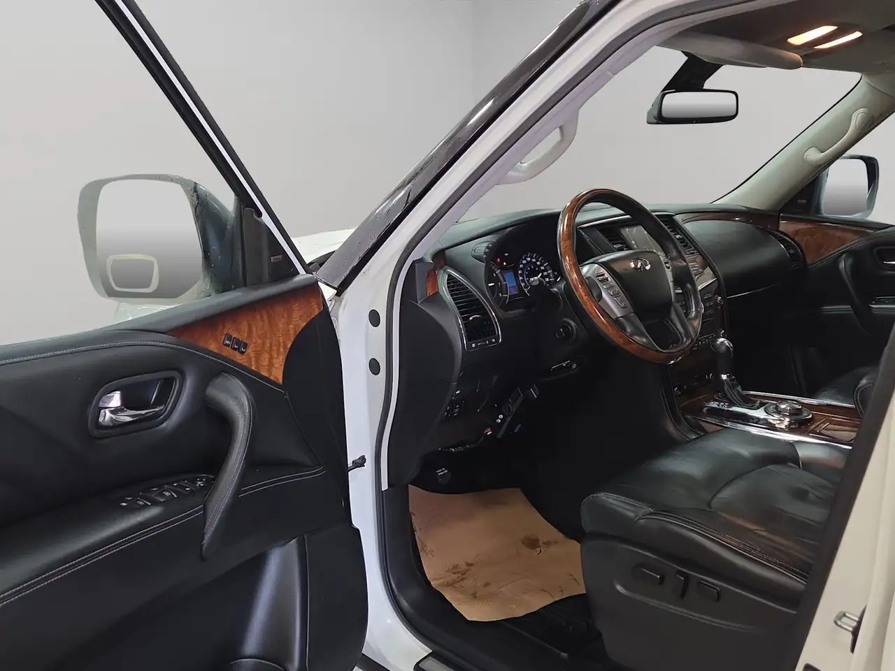 Infiniti QX80 снимка Infiniti QX80
