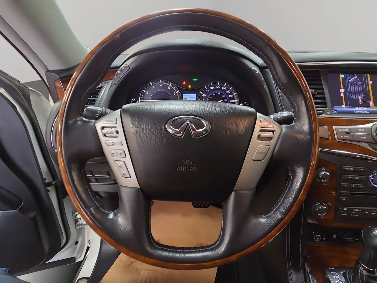 Infiniti QX80 снимка Infiniti QX80
