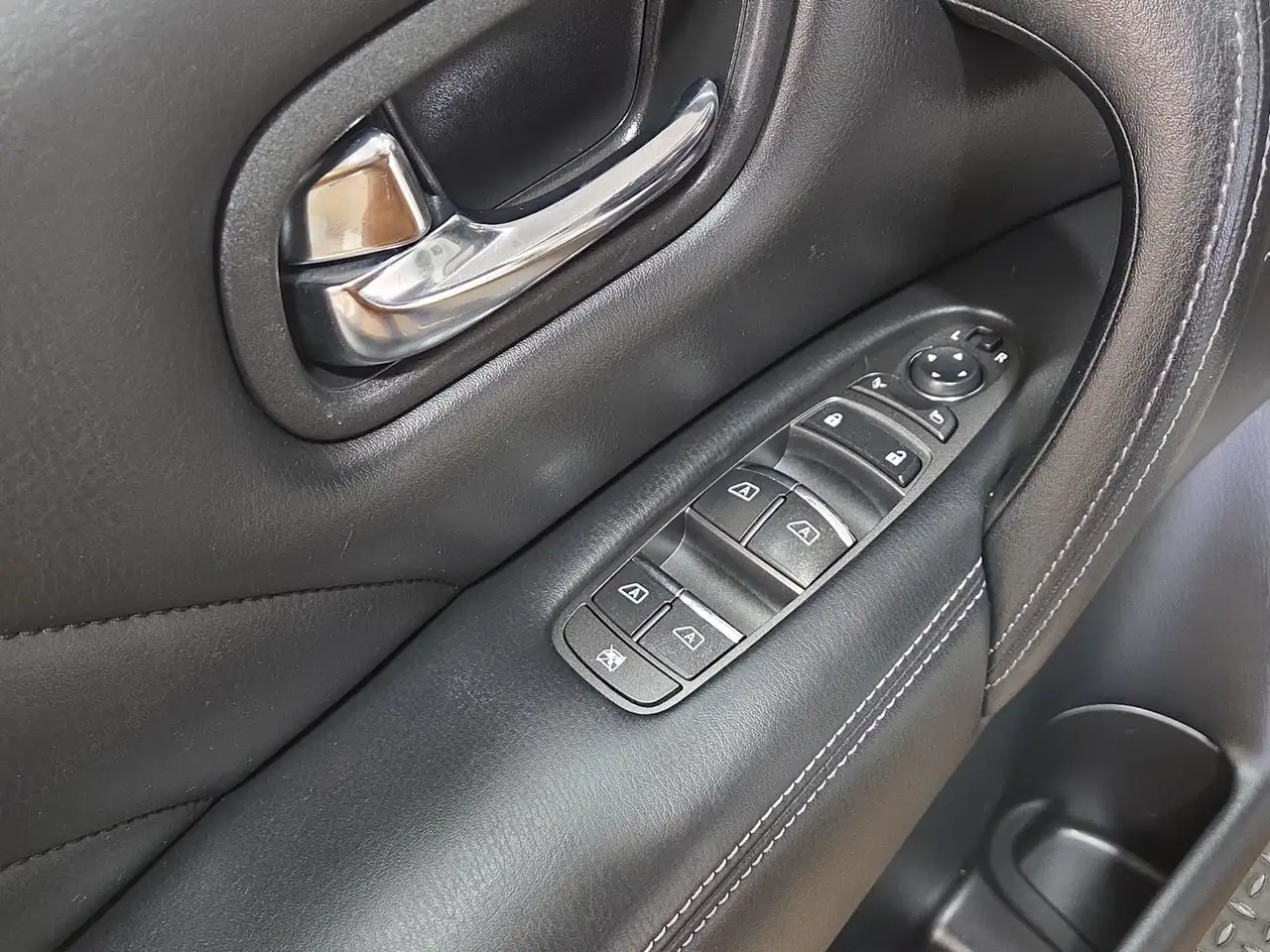 Infiniti QX80 снимка Infiniti QX80