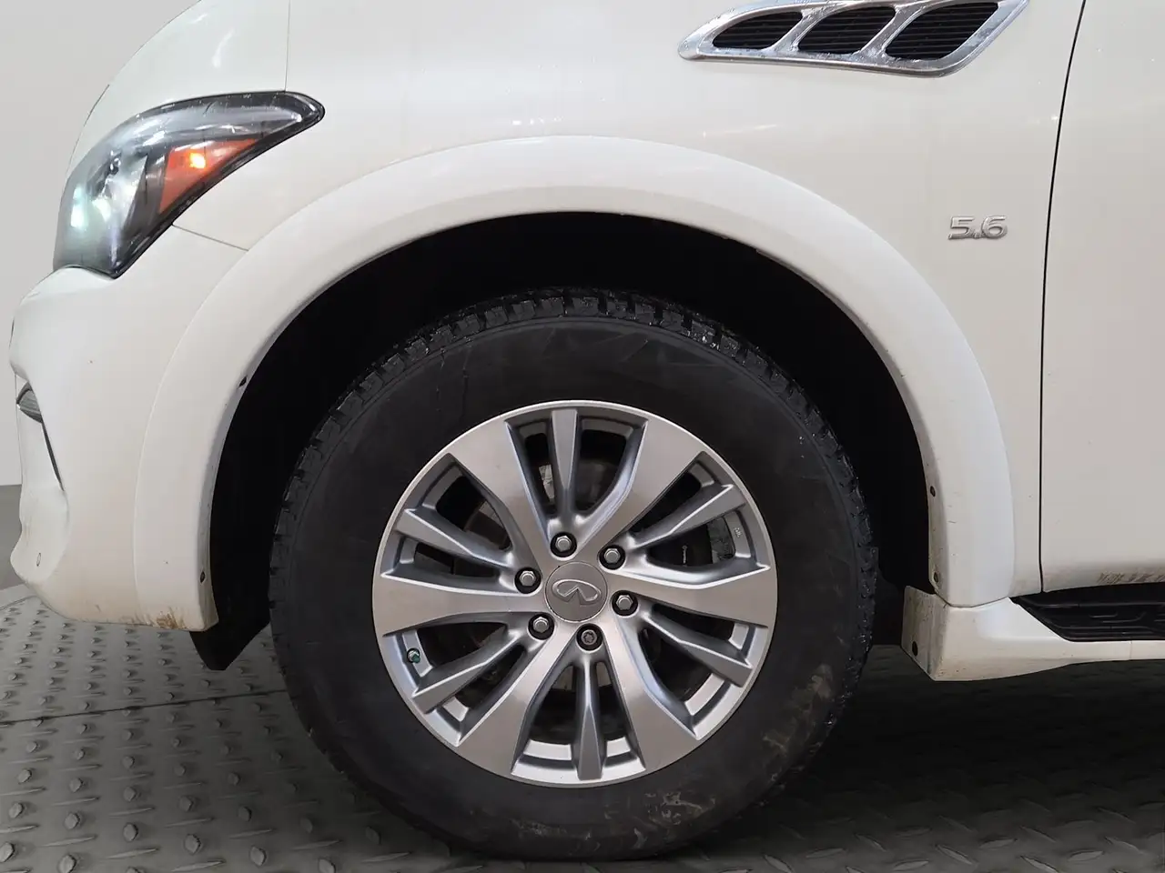 Infiniti QX80 снимка Infiniti QX80